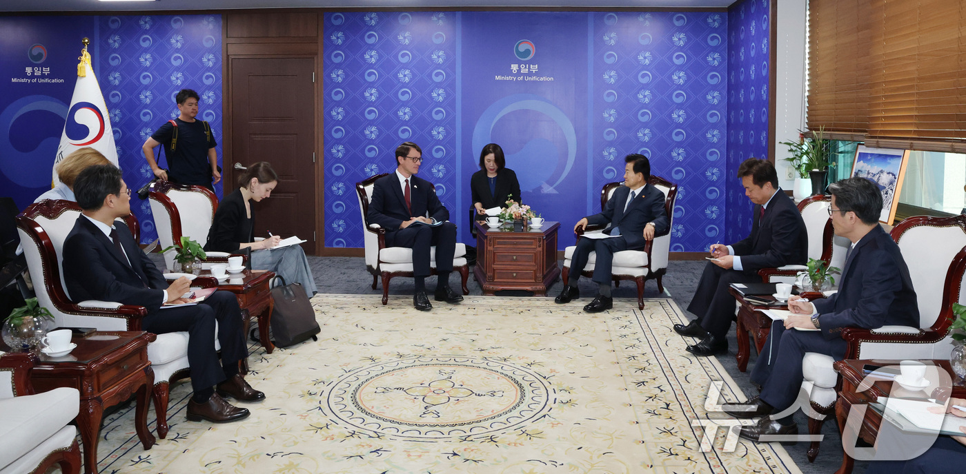 (서울=뉴스1) 임세영 기자 = 필립 베르투 주한프랑스 대사가 15일 서울 종로구 정부서울청사에서 정동영 통일부 장관을 만나고 있다. 2025.10.15/뉴스1