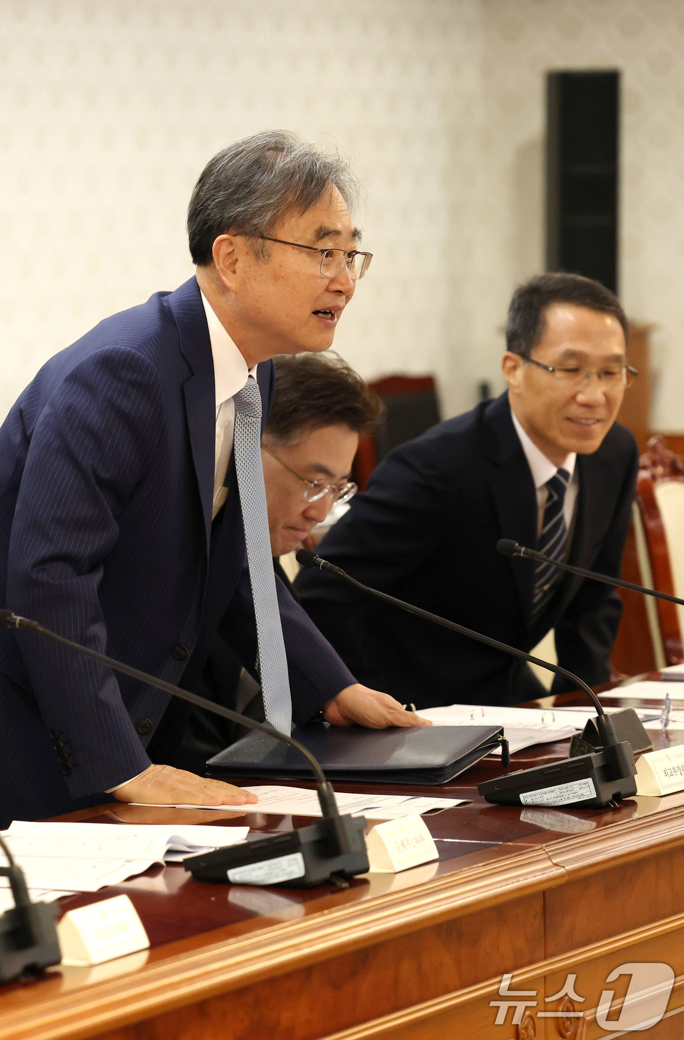 (서울=뉴스1) 임세영 기자 = 조현 외교부 장관이 15일 오전 서울 종로구 정부서울청사에서 열린'치안 안전 관계 장관회의;에 앞서 참석자들과 인사를 하고 있다. (공동취재) 20 …