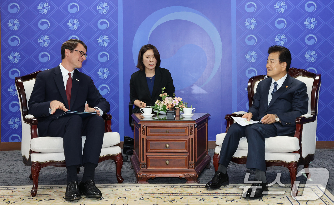 (서울=뉴스1) 임세영 기자 = 정동영 통일부 장관이 15일 서울 종로구 정부서울청사에서 필립 베르투 주한프랑스 대사를 접견하고 있다. 2025.10.15/뉴스1