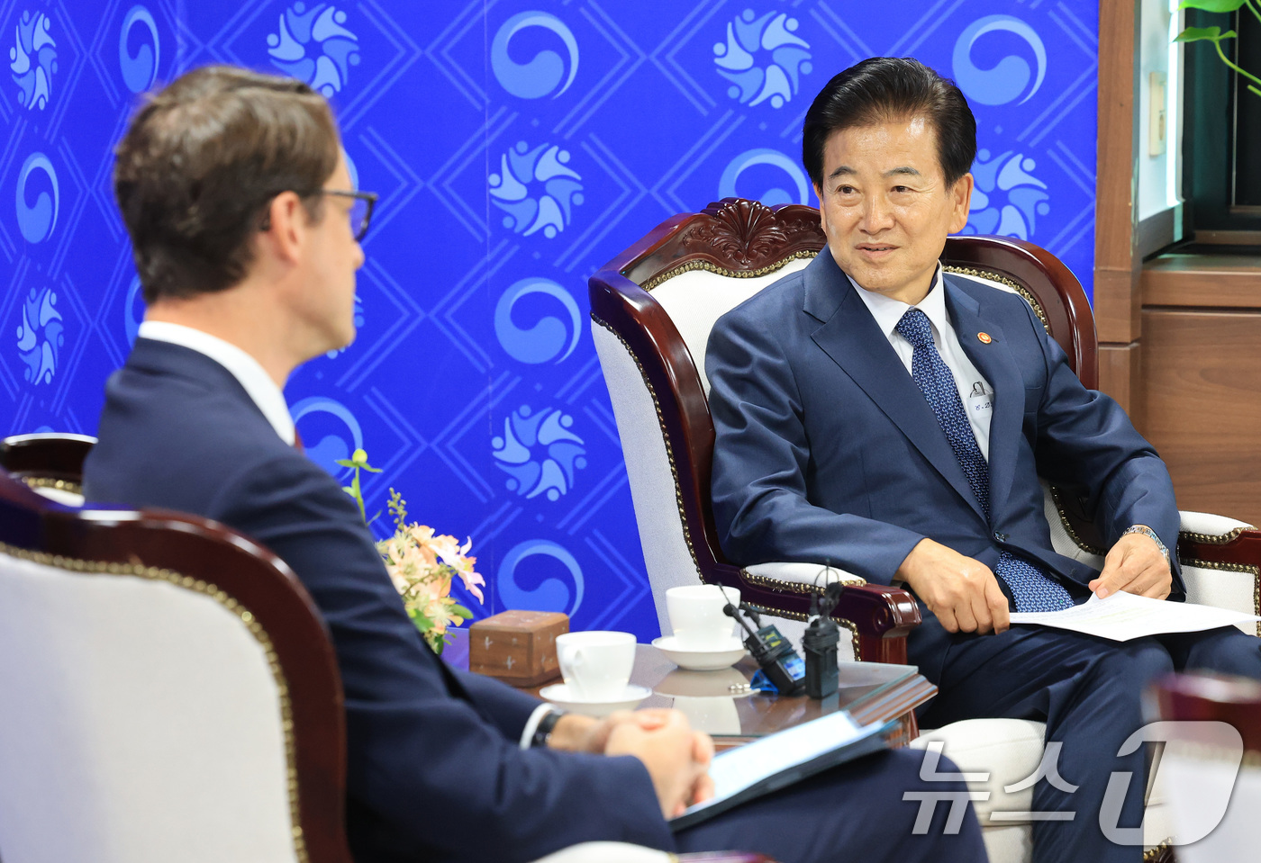 (서울=뉴스1) 임세영 기자 = 정동영 통일부 장관이 15일 서울 종로구 정부서울청사에서 필립 베르투 주한프랑스 대사를 접견하고 있다. 2025.10.15/뉴스1