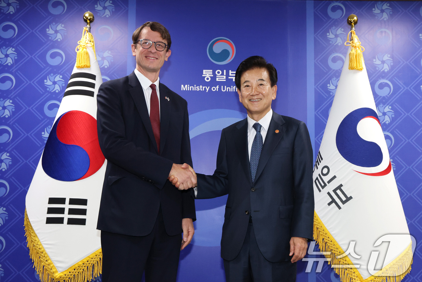 (서울=뉴스1) 임세영 기자 = 정동영 통일부 장관이 15일 서울 종로구 정부서울청사에서 필립 베르투 주한프랑스 대사를 접견하고 있다. 2025.10.15/뉴스1