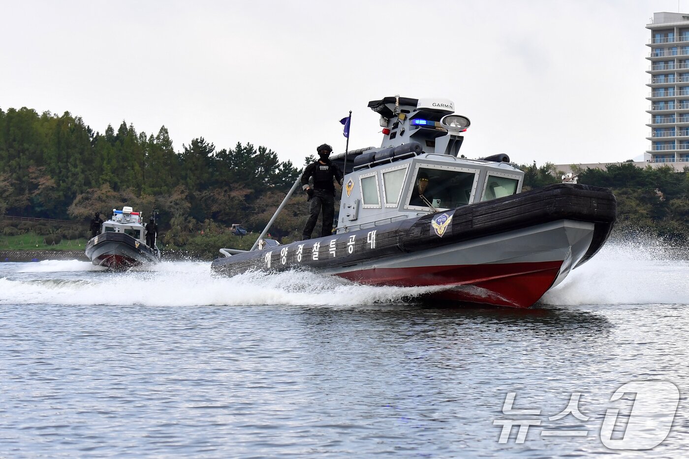 본문 이미지 - 해양경찰특공대원들이 15일 APEC 정상회의가 열리는 경북 경주시 보문호수에서 특수기동정을 타고 경호작전임무를 수행하고 있다.  2025.10.15/뉴스1 ⓒ News1 최창호 기자