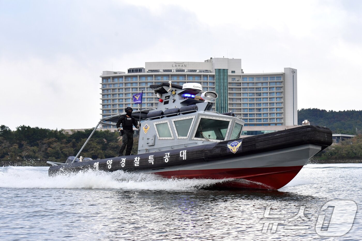 본문 이미지 - 해양경찰특공대원들이 지난 15일 경주 보문호에서 특수기동정으로 경호작전임무를 수행하고 있다. 해경은 정상회의가 끝나는 11월2일까지 각국 정상들의 숙소가 있는 보문호 주변에서 경호와 대테러 작전을 수행한다. 2025.10.15/뉴스1 ⓒ News1 최창호 기자