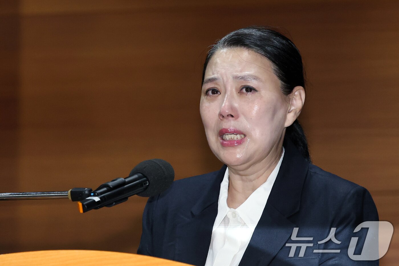 본문 이미지 - 직장 내 괴롭힘을 호소하며 스스로 목숨을 끊은 MBC 기상캐스터 오요안나 씨의 어머니 장연미 씨가 15일 오전 서울시 마포구 상암동 MBC 상암사옥 골든마우스홀에서 열린 MBC-고 오요안나 유족 기자회견에서 입장을 밝히고 있다. 2025.10.15/뉴스1 ⓒ News1 박정호 기자