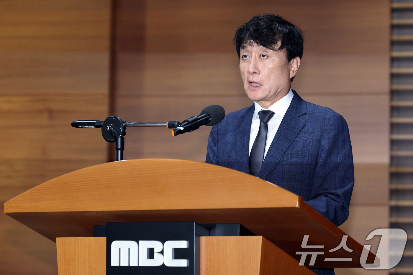 (서울=뉴스1) 박정호 기자 = 안형준 MBC 사장이 15일 오전 서울시 마포구 상암동 MBC 상암사옥 골든마우스홀에서 열린 MBC-고 오요안나 유족 기자회견에서 사과의 뜻을 전하 …