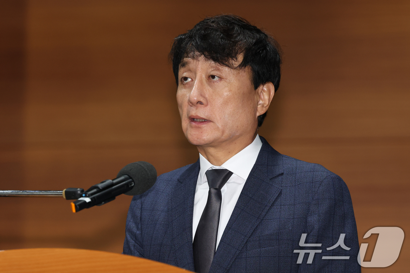 (서울=뉴스1) 박정호 기자 = 안형준 MBC 사장이 15일 오전 서울시 마포구 상암동 MBC 상암사옥 골든마우스홀에서 열린 MBC-고 오요안나 유족 기자회견에서 사과의 뜻을 전하 …