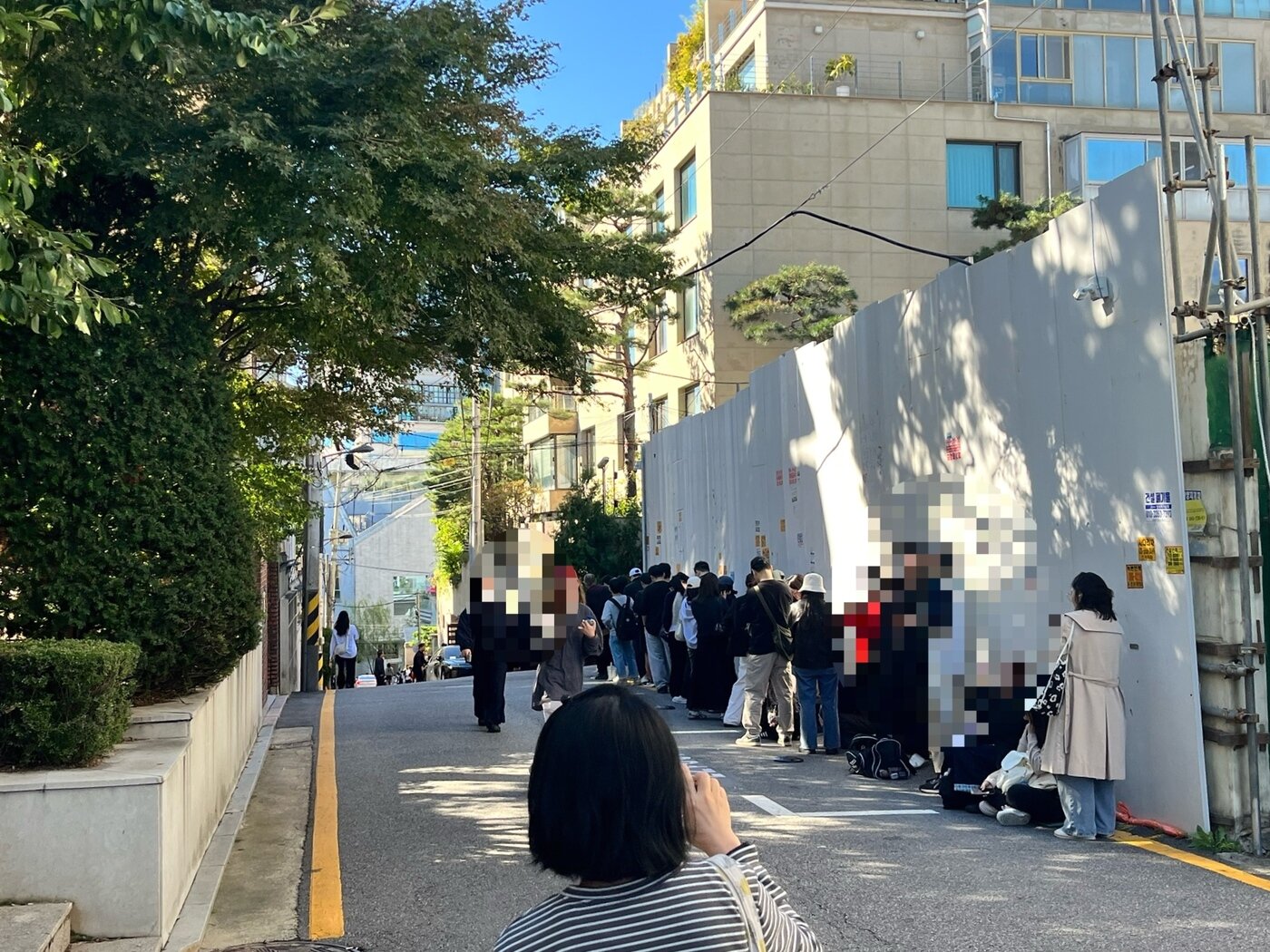 본문 이미지 - 15일 오전 서울 강남구 스케줄청담에서 열리는 인앤아웃 팝업 매장에 고객들이 줄을 서 있다.ⓒ 뉴스1 배지윤 기자