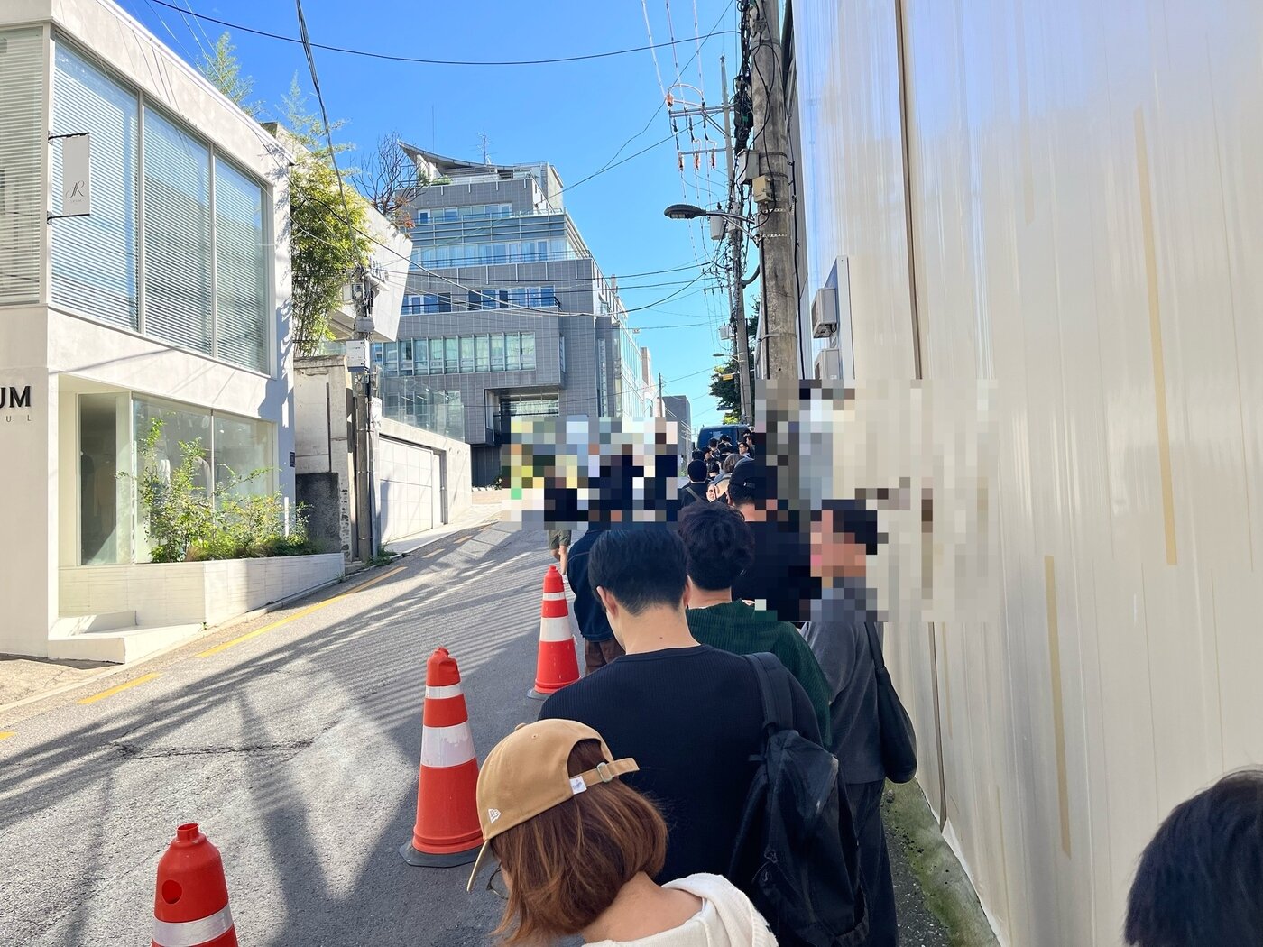 본문 이미지 - 15일 오전 서울 강남구 스케줄청담에서 열리는 인앤아웃 팝업 매장에 고객들이 줄을 서 있다.ⓒ 뉴스1 배지윤 기자