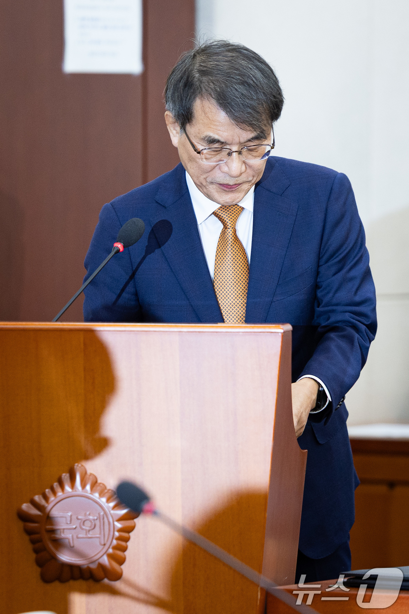 (서울=뉴스1) 유승관 기자 = 노태악 중앙선거관리위원장이 15일 서울 여의도 국회에서 열린 행정안전위원회의 중앙선거관리위원회 등에 대한 국정감사에 출석해 인사말을 마친 후 자리로 …