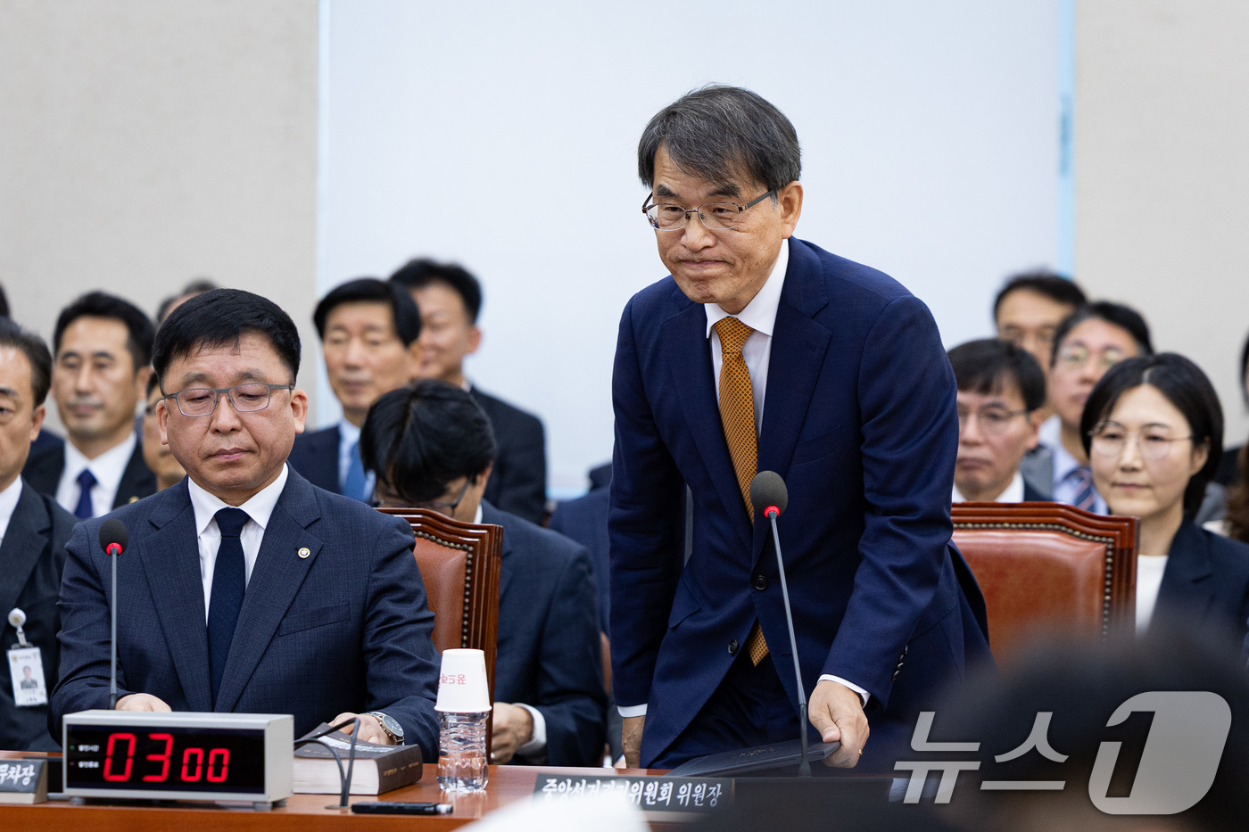 (서울=뉴스1) 유승관 기자 = 노태악 중앙선거관리위원장이 15일 서울 여의도 국회에서 열린 행정안전위원회의 중앙선거관리위원회 등에 대한 국정감사에 출석해 인사말을 마친 후 자리로 …