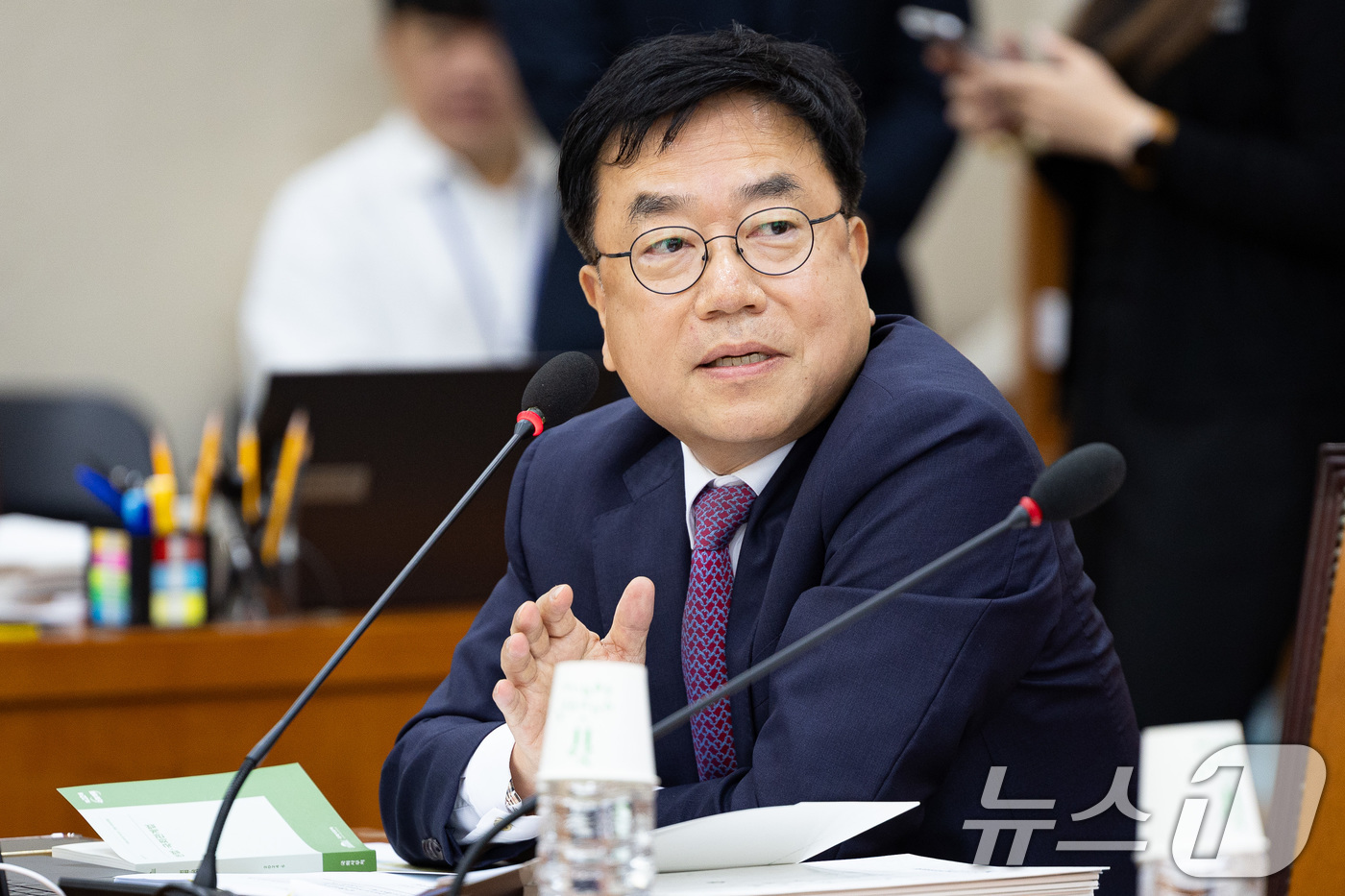 (서울=뉴스1) 유승관 기자 = 서범수 국회 행정안전위원회 국민의힘 간사가 15일 서울 여의도 국회에서 열린 행정안전위원회의 중앙선거관리위원회 등에 대한 국정감사에서 의사진행발언을 …