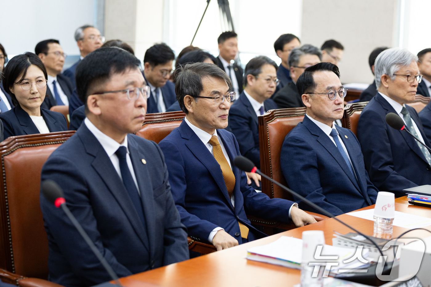 (서울=뉴스1) 유승관 기자 = 노태악 중앙선거관리위원장이 15일 서울 여의도 국회에서 열린 행정안전위원회의 중앙선거관리위원회 등에 대한 국정감사에 출석해 인사말을 마친 후 여야 …