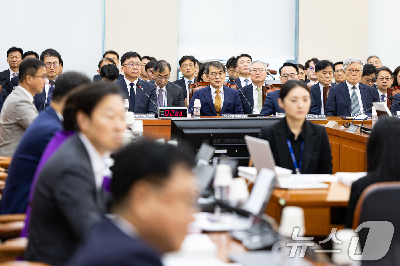 (서울=뉴스1) 유승관 기자 = 노태악 중앙선거관리위원장이 15일 서울 여의도 국회에서 열린 행정안전위원회의 중앙선거관리위원회 등에 대한 국정감사에 출석해 인사말을 마친 후 여야 …