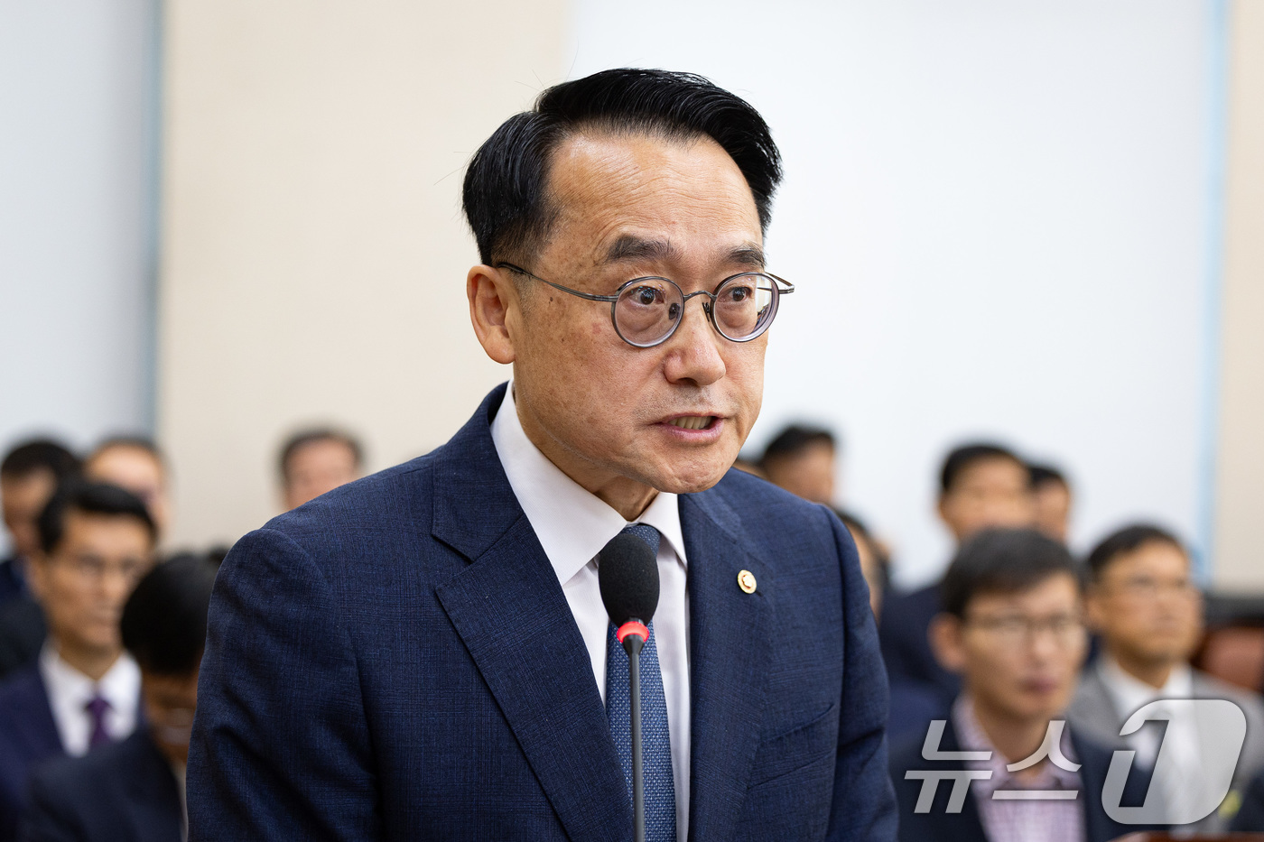 (서울=뉴스1) 유승관 기자 = 허철훈 중앙선거관리위원회 사무총장이 15일 서울 여의도 국회에서 열린 행정안전위원회의 중앙선거관리위원회 등에 대한 국정감사에 출석해 인사말을 하고 …