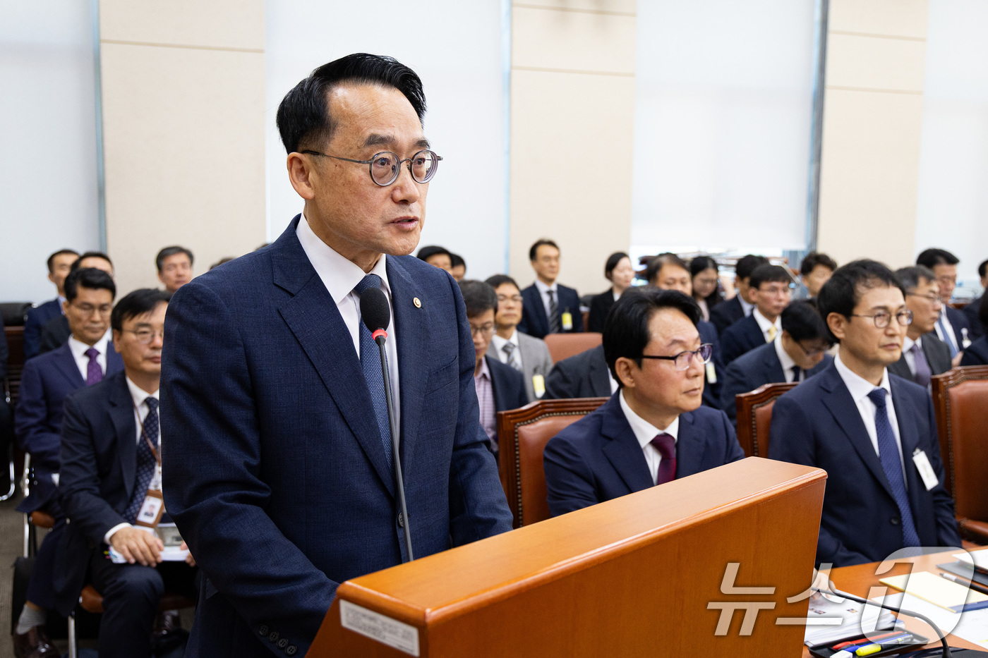 (서울=뉴스1) 유승관 기자 = 허철훈 중앙선거관리위원회 사무총장이 15일 서울 여의도 국회에서 열린 행정안전위원회의 중앙선거관리위원회 등에 대한 국정감사에 출석해 인사말을 하고 …