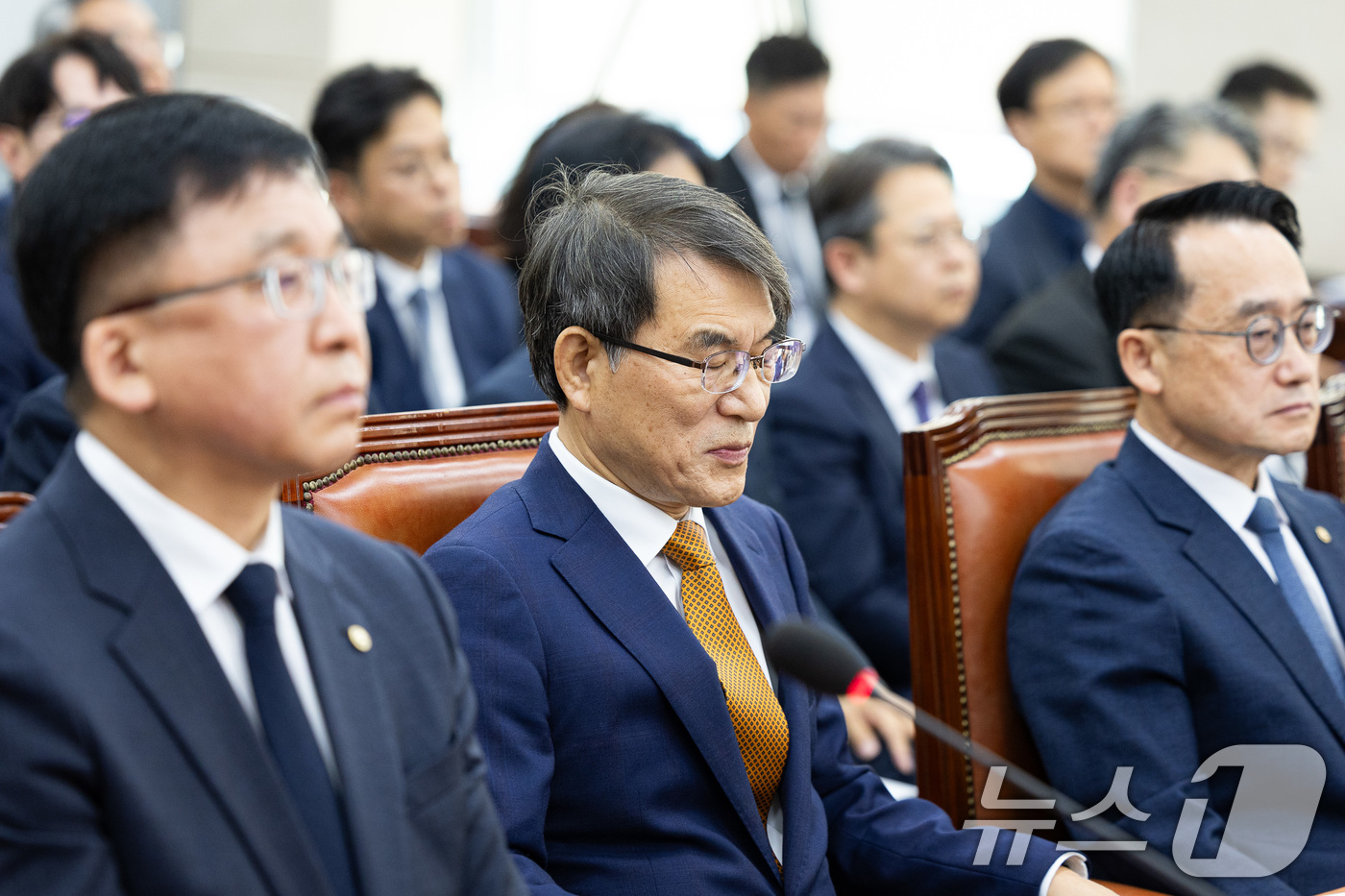 (서울=뉴스1) 유승관 기자 = 노태악 중앙선거관리위원장이 15일 서울 여의도 국회에서 열린 행정안전위원회의 중앙선거관리위원회 등에 대한 국정감사에 출석해 인사말을 마친 후 여야 …