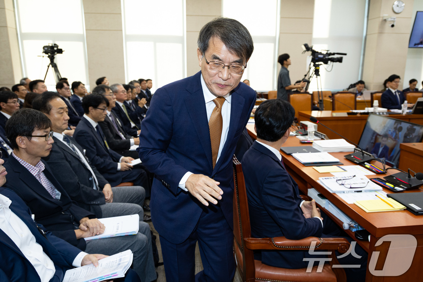 (서울=뉴스1) 유승관 기자 = 노태악 중앙선거관리위원장이 15일 서울 여의도 국회에서 열린 행정안전위원회의 중앙선거관리위원회 등에 대한 국정감사에 출석해 인사말 후 이석하고 있다 …