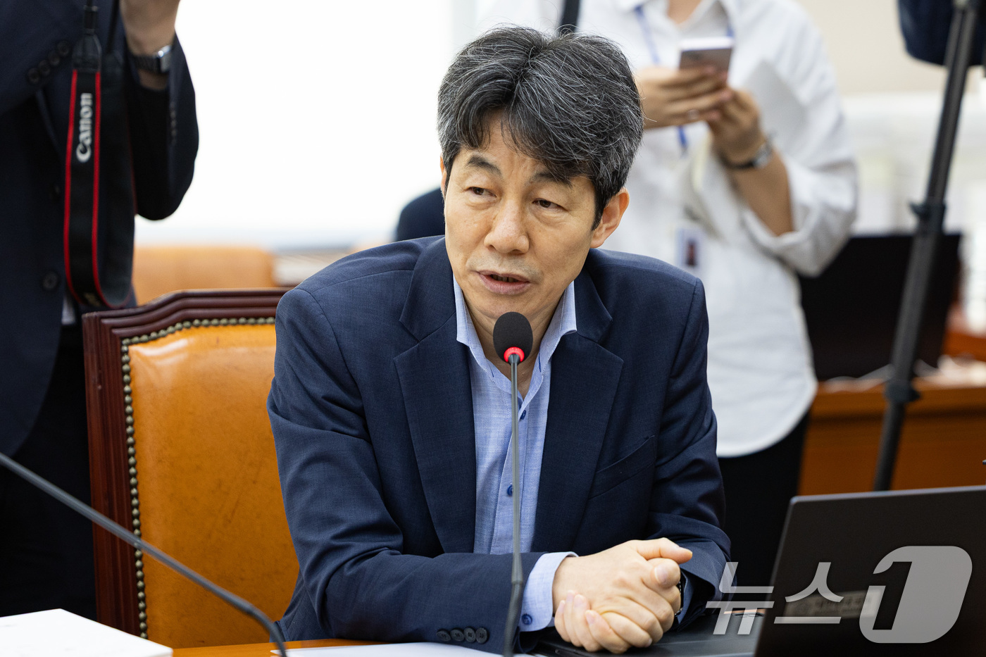 (서울=뉴스1) 유승관 기자 = 윤건영 국회 행정안전위원회 더불어민주당 간사가 15일 서울 여의도 국회에서 열린 행정안전위원회의 중앙선거관리위원회 등에 대한 국정감사에서 의사진행발 …