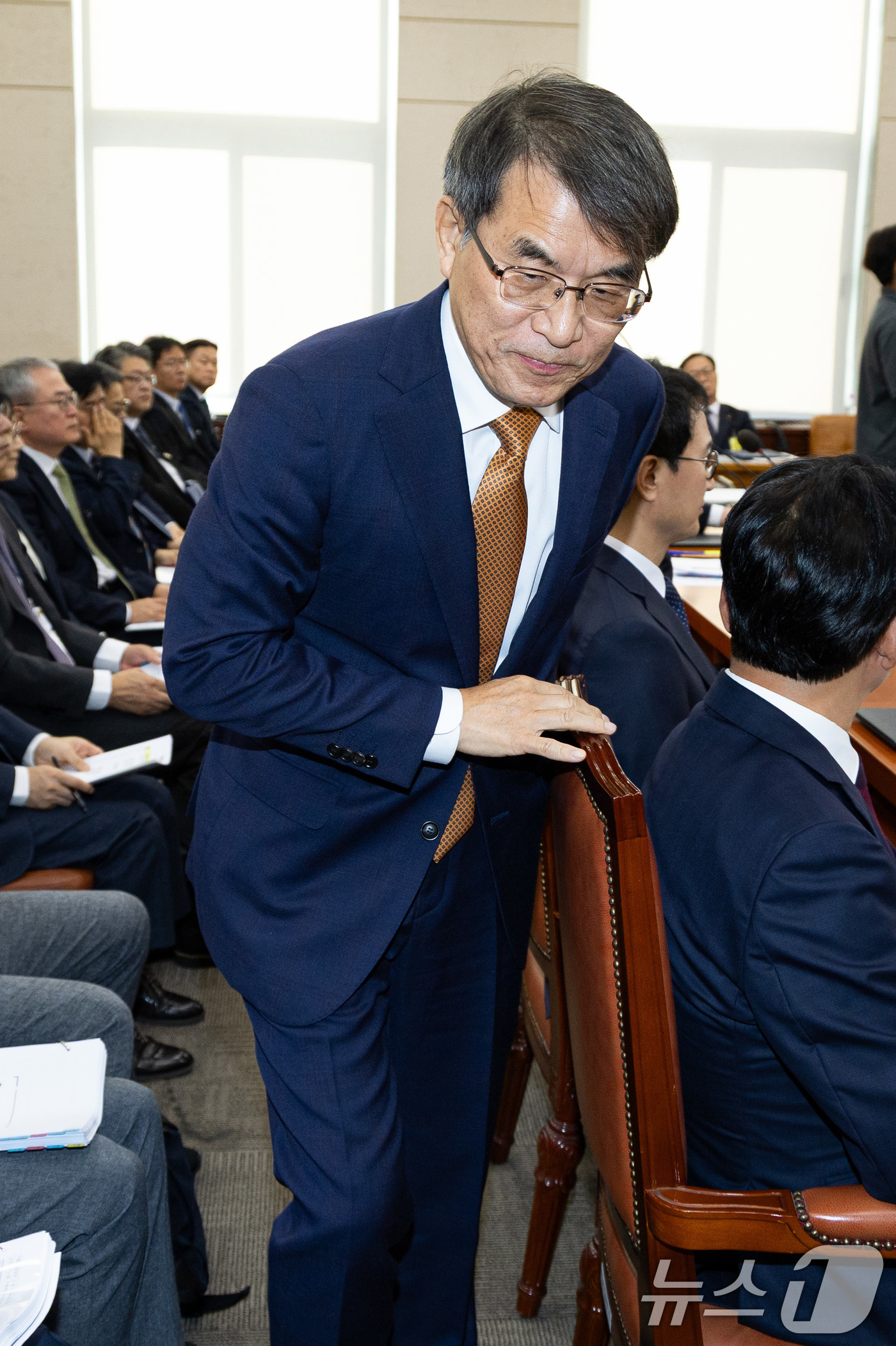 (서울=뉴스1) 유승관 기자 = 노태악 중앙선거관리위원장이 15일 서울 여의도 국회에서 열린 행정안전위원회의 중앙선거관리위원회 등에 대한 국정감사에 출석해 인사말 후 이석하고 있다 …