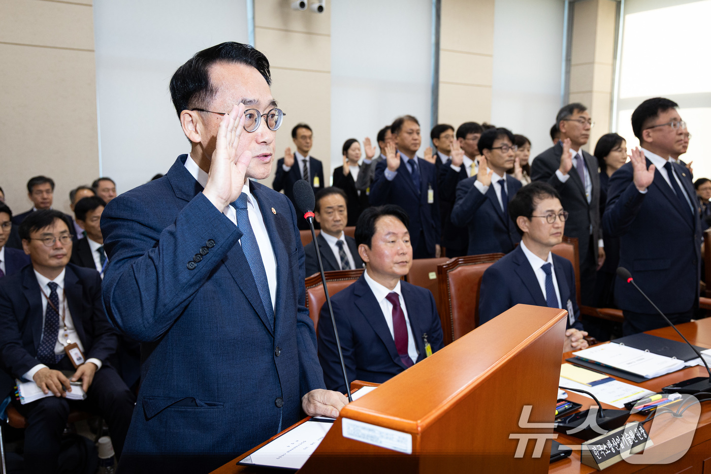 (서울=뉴스1) 유승관 기자 = 허철훈 중앙선거관리위원회 사무총장이 15일 서울 여의도 국회에서 열린 행정안전위원회의 중앙선거관리위원회 등에 대한 국정감사에 출석해 증인선서를 하고 …