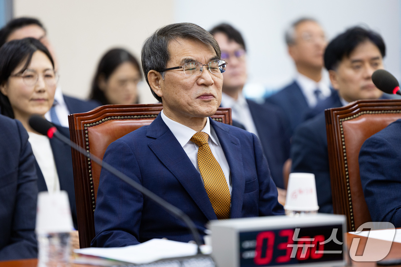 (서울=뉴스1) 유승관 기자 = 노태악 중앙선거관리위원장이 15일 서울 여의도 국회에서 열린 행정안전위원회의 중앙선거관리위원회 등에 대한 국정감사에 출석해 인사말을 마친 후 여야 …