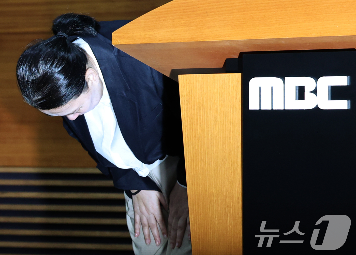 (서울=뉴스1) 박정호 기자 = 직장 내 괴롭힘을 호소하며 스스로 목숨을 끊은 MBC 기상캐스터 오요안나 씨의 어머니 장연미 씨가 15일 오전 서울시 마포구 상암동 MBC 상암사옥 …