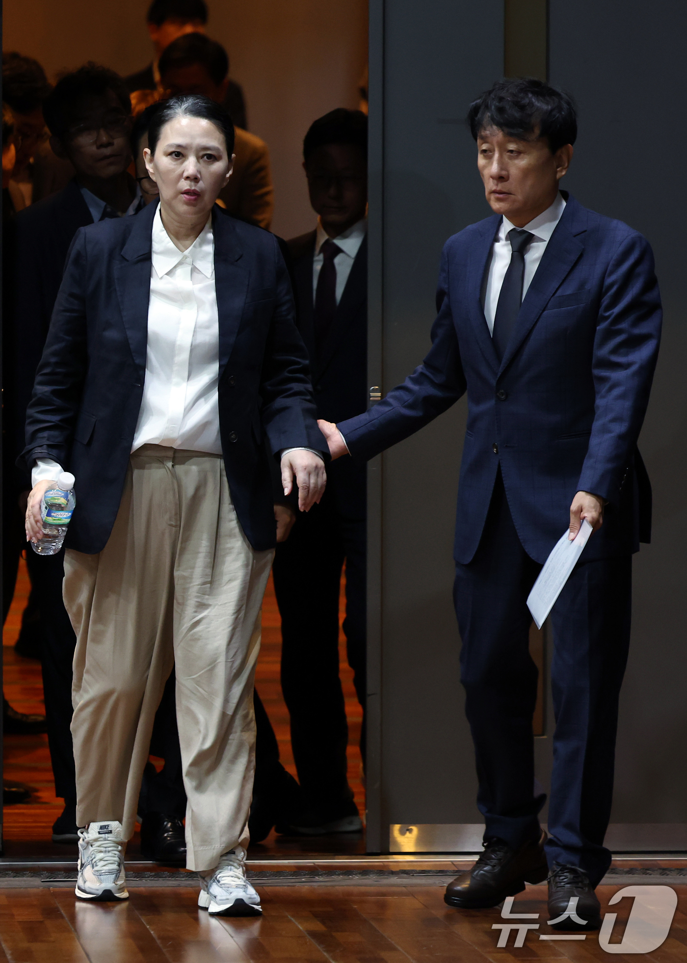 (서울=뉴스1) 박정호 기자 = 안형준 MBC 사장과 고 오요안나 씨의 어머니 장연미 씨가 15일 오전 서울시 마포구 상암동 MBC 상암사옥 골든마우스홀에서 열린 MBC-고 오요안 …