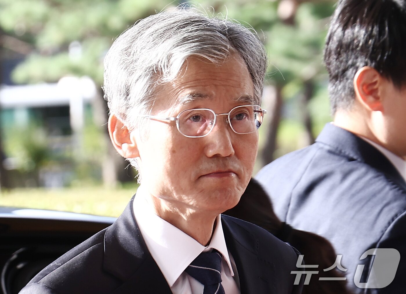 본문 이미지 - 조희대 대법원장이 15일 오전 서울 서초구 대법원으로 출근하고 있다. 2025.10.15/뉴스1 ⓒ News1 김민지 기자