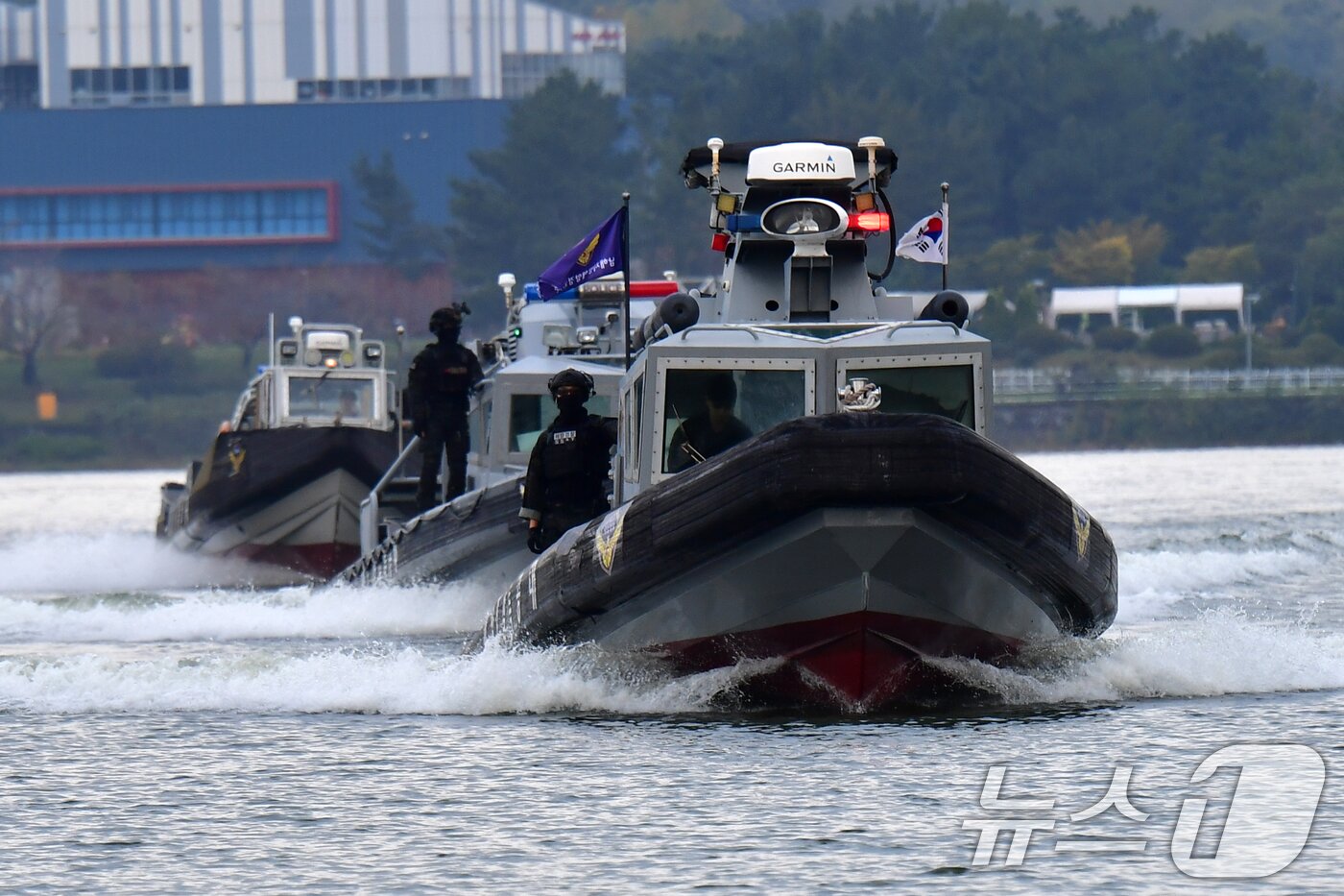 본문 이미지 - 해양경찰특공대원들이 15일 APEC 정상회의가 열리는 경북 경주시에서 특수기동정을 타고 보문호를 돌며 경호작전 임무를 수행하고 있다.. 2025.10.15/뉴스1 ⓒ News1 최창호 기자ⓒ News1 최창호 기자