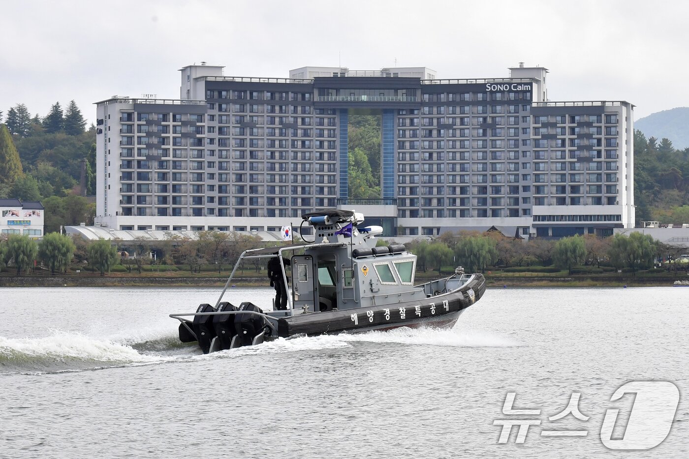 본문 이미지 - 해양경찰특공대원들이 15일 APEC 정상회의가 열리는 경북 경주시 보문호수에서 특수기동정을 타고 경호작전임무를 수행하고 있다. 2025.10.15/뉴스1 ⓒ News1 최창호 기자