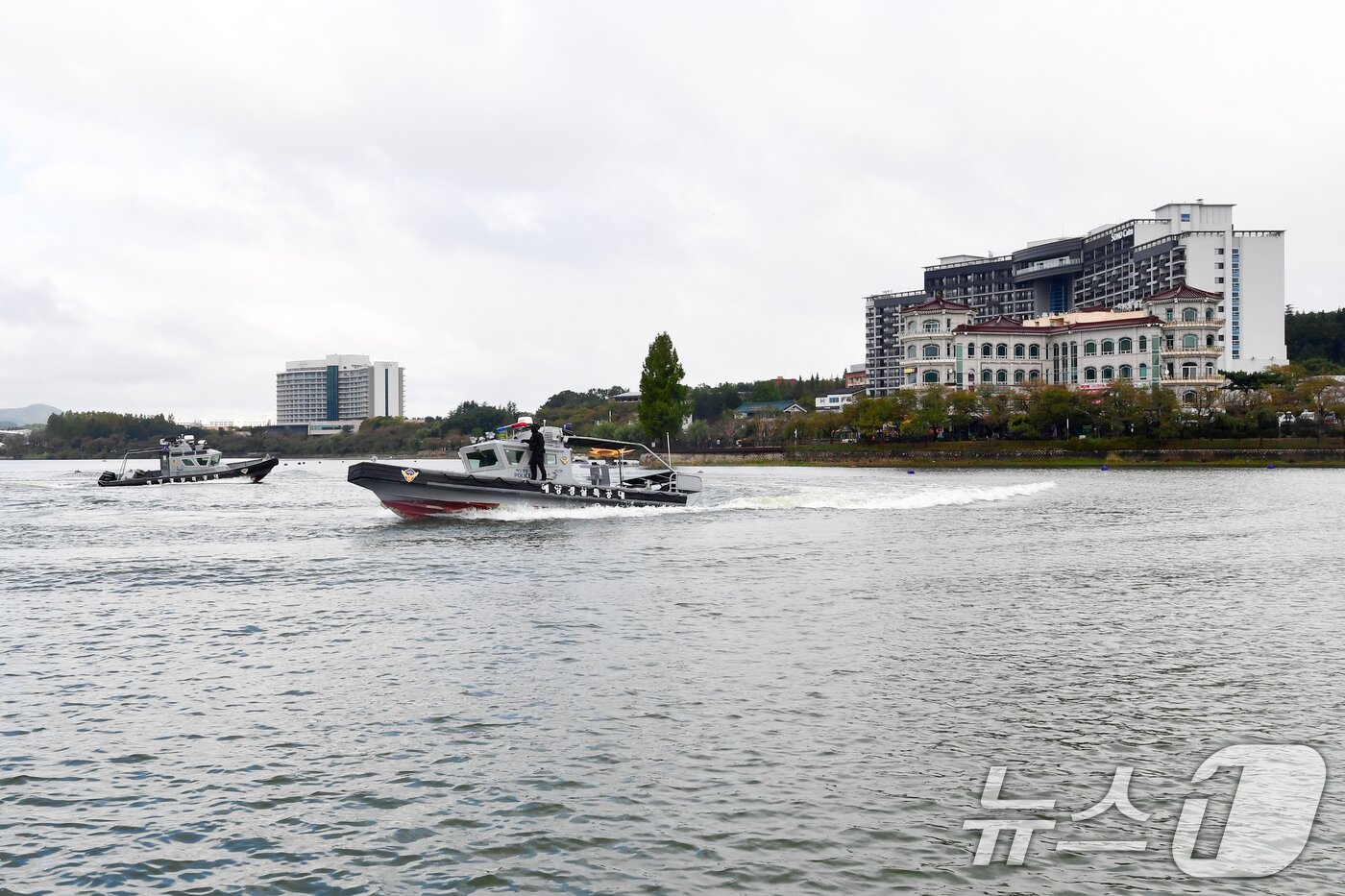 본문 이미지 - 해양경찰특공대원들이 15일 APEC 정상회의가 열리는 경북 경주시 보문호수에서 특수기동정을 타고 경호작전임무를 수행하고 있다. 2025.10.15/뉴스1 ⓒ News1 최창호 기자