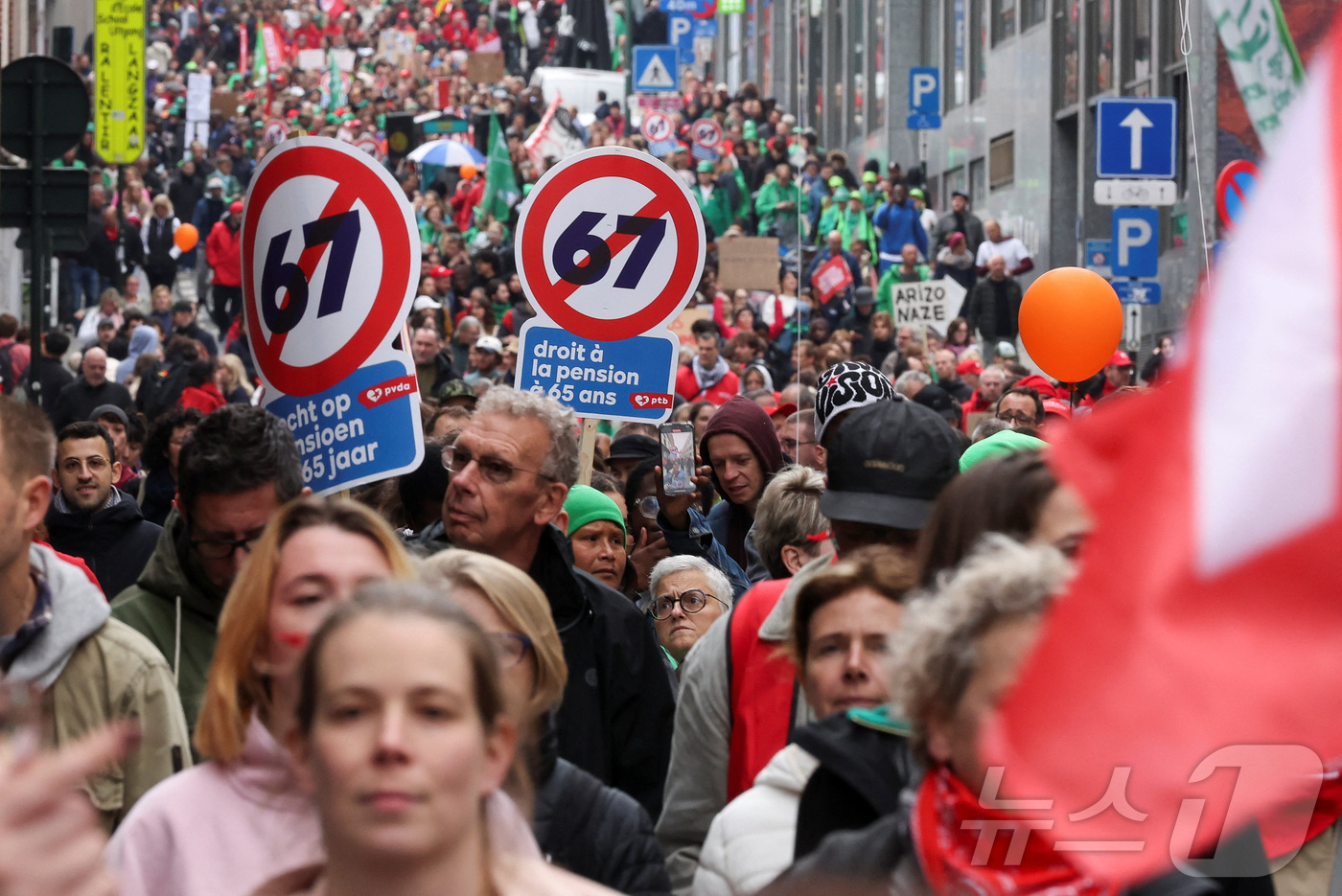 (브뤼셀 로이터=뉴스1) 강민경 기자 = 벨기에 수도 브뤼셀에서 14일 시위대가 정부의 연금 개혁에 반대하는 목소리를 내고 있다. 2025.10.14ⓒ 로이터=뉴스1