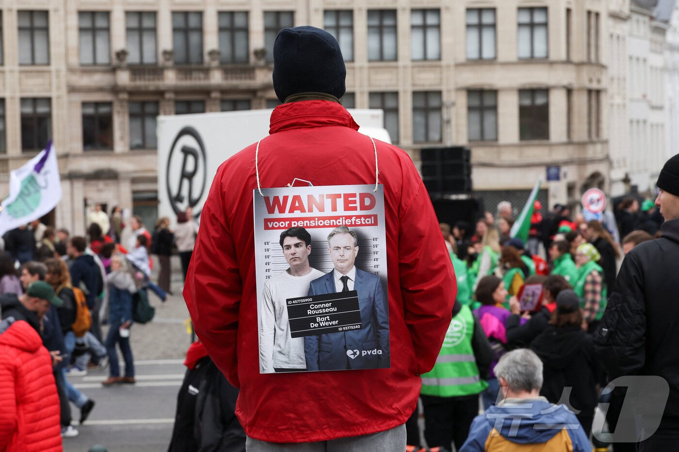 본문 이미지 - 벨기에 브뤼셀에서 14일 반정부 시위에 참여한 시위자가 바르트 드 베버르 총리의 얼굴로 수배 전단을 만들어 등에 붙이고 있다. 2025.10.14 ⓒ 로이터=뉴스1 ⓒ News1 강민경 기자