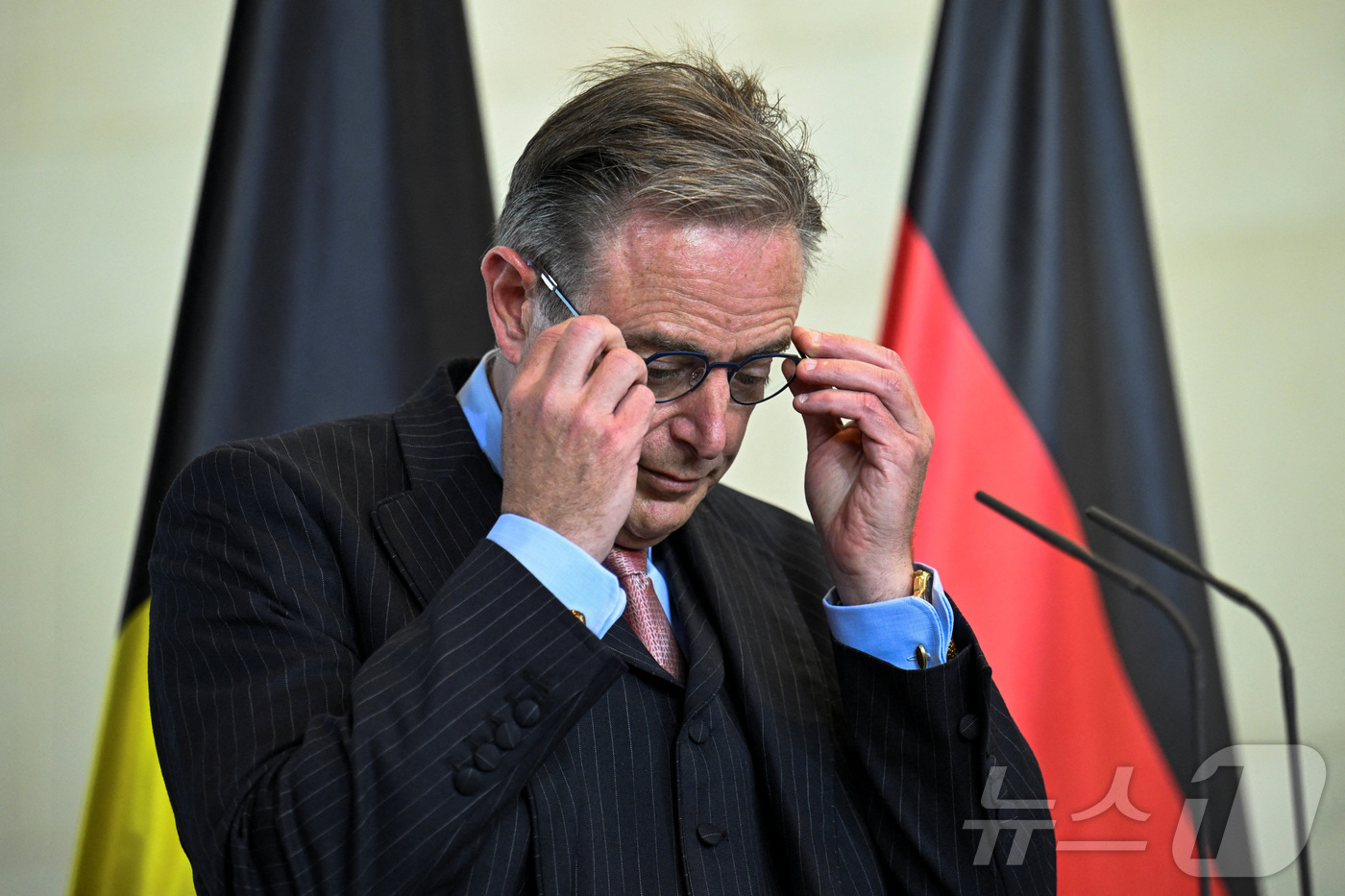 (베를린 로이터=뉴스1) 강민경 기자 = 바르트 드 베버르 벨기에 총리가 8월 26일 독일 베를린을 방문해 프리드리히 메르츠 독일 총리와 회담한 뒤 기자회견을 하고 있다. 2025 …