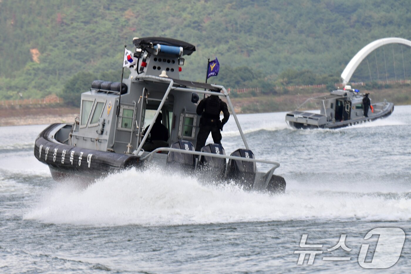본문 이미지 - 해양경찰특공대원들이 15일 APEC 정상회의가 열리는 경북 경주시 보문호수에서 특수기동정을 타고 경호작전임무를 수행하고 있다. 2025.10.15/뉴스1 ⓒ News1 최창호 기자