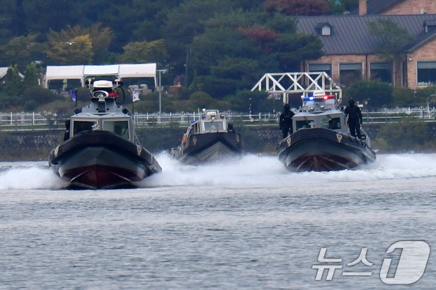 본문 이미지 - 해양경찰특공대원들이 15일 APEC 정상회의가 열리는 경북 경주시에서 특수기동정을 타고 보문호 주변에서 경호작전임무를 수행하고 있다. 2025.10.15/뉴스1 ⓒ News1 최창호 기자