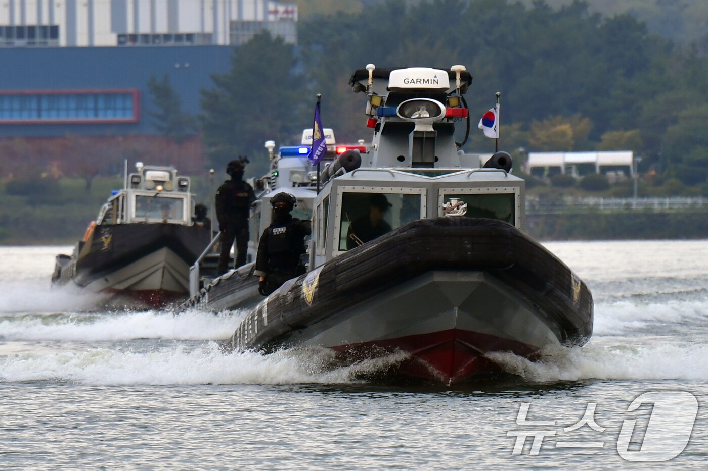 본문 이미지 - 해양경찰특공대원들이 15일 APEC 정상회의가 열리는 경북 경주시 보문호수에서 특수기동정을 타고 경호작전임무를 수행하고 있다. 2025.10.15/뉴스1 ⓒ News1 최창호 기자