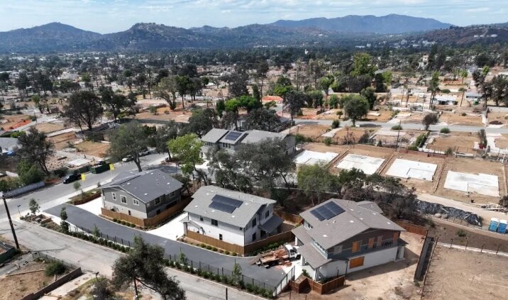 본문 이미지 - (2025년 9월 23일 캘리포니아주 알타데나에서 발생한 1월 이튼 화재 이후 새로 지어진 주택의 조감도. 뉴욕포스트)