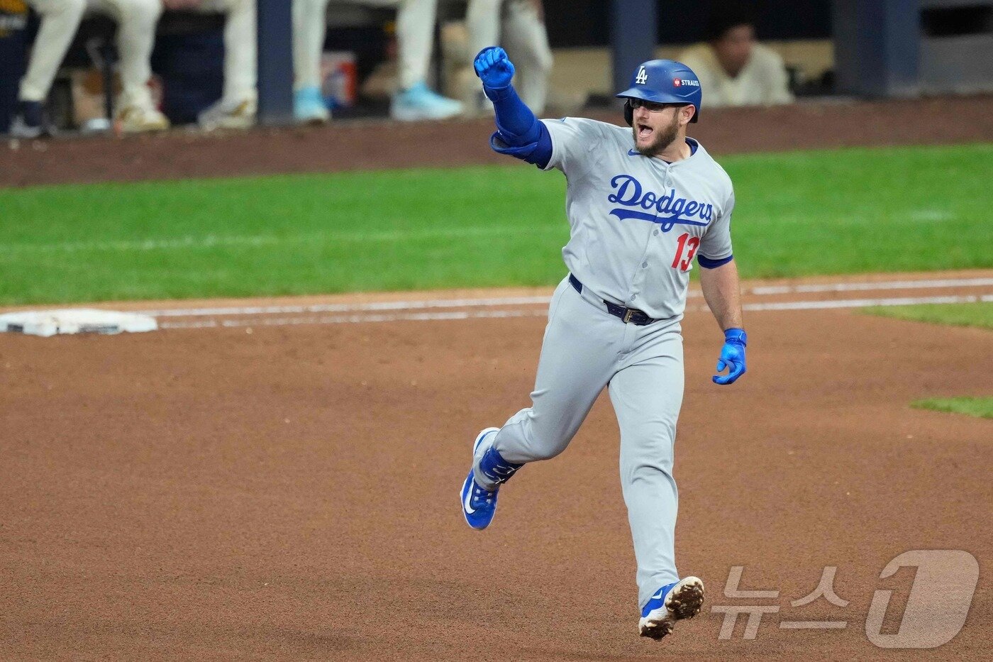 본문 이미지 - 6회초 솔로홈런을 때린 LA 다저스 맥스 먼시. ⓒ AFP=뉴스1