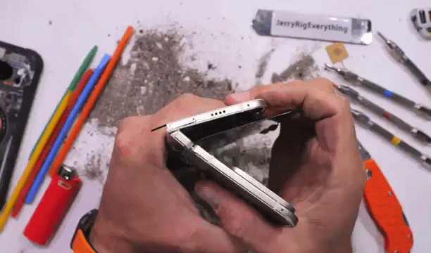 본문 이미지 - 구글 최신 폴더블 스마트폰 픽셀10 프로 폴드가 유명 IT 유튜버의 내구성 테스트 도중 불이 붙는 사고가 발생했다.&#40;유튜브 영상 갈무리&#41;