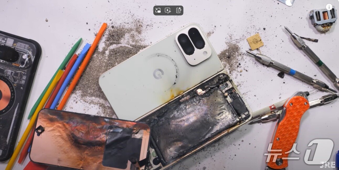 본문 이미지 - 구글 최신 폴더블 스마트폰 픽셀10 프로 폴드가 유명 IT 유튜버의 내구성 테스트 도중 불이 붙는 사고가 발생했다.&#40;유튜브 영상 갈무리&#41;