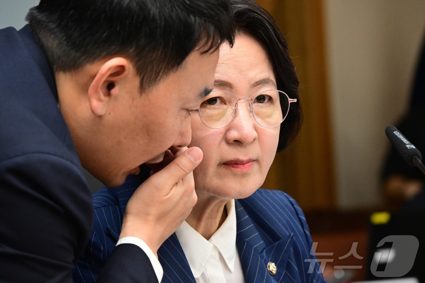 본문 이미지 - 추미애 국회 법제사법위원장이 지난해 10월 15일 오전 서울 서초구 대법원에서 열린 전체회의에서 김용민 더불어민주당 의원과 귀엣말을 하고 있다. 2025.10.15 ⓒ 뉴스1 국회사진기자단