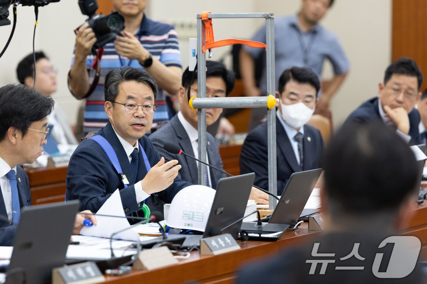 본문 이미지 - 15일 서울 여의도 국회에서 열린 기후에너지환경노동위원회 고용노동부 등에 대한 국정감사 박홍배 더불어민주당 의원이 스마트 안전고리 장비를 올려놓고 질의하고 있다. 2025.10.15/뉴스1 ⓒ News1 이승배 기자