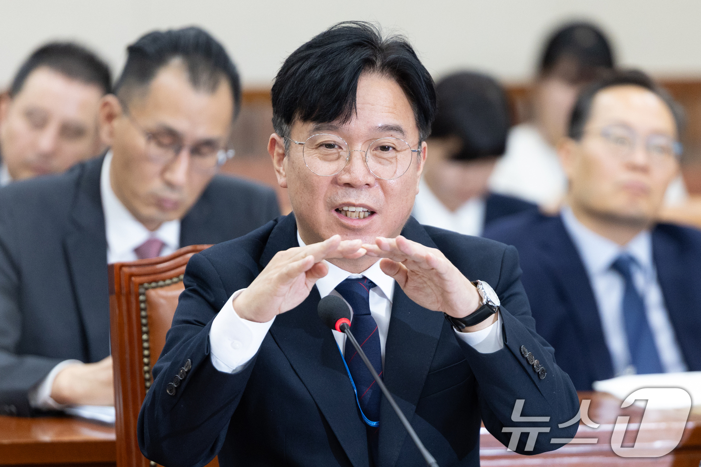 (서울=뉴스1) 이승배 기자 = 김영훈 고용노동부 장관이 15일 서울 여의도 국회에서 열린 기후에너지환경노동위원회 고용노동부 등에 대한 국정감사에 출석해 의원 질의에 답변하고 있다 …