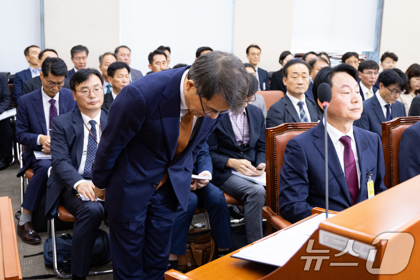 (서울=뉴스1) 유승관 기자 = 노태악 중앙선거관리위원장이 15일 서울 여의도 국회에서 열린 행정안전위원회의 중앙선거관리위원회 등에 대한 국정감사에서 인사말에 앞서 고개 숙여 인사 …