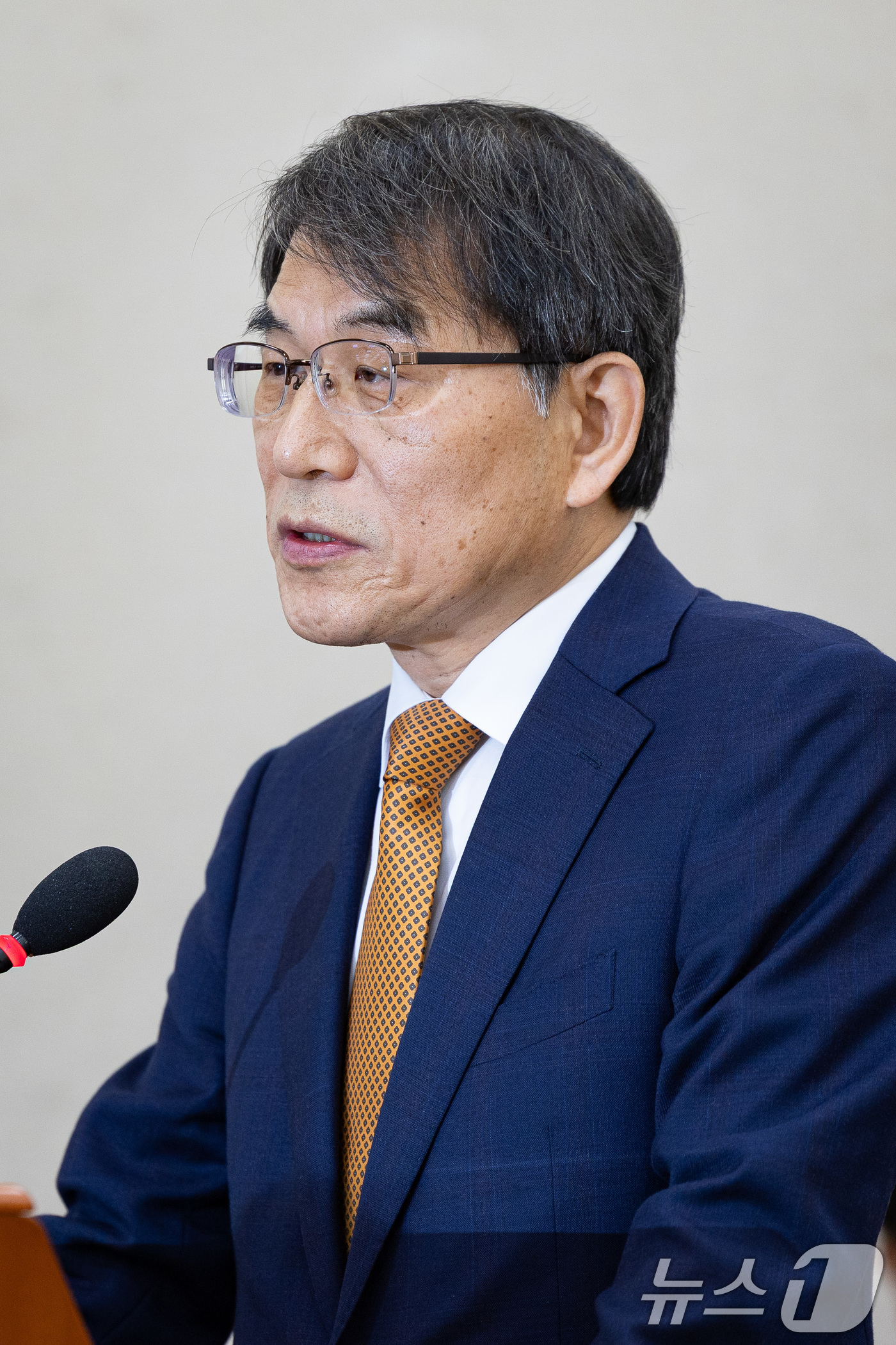 (서울=뉴스1) 유승관 기자 = 노태악 중앙선거관리위원장이 15일 서울 여의도 국회에서 열린 행정안전위원회의 중앙선거관리위원회 등에 대한 국정감사에서 인사말을 하고 있다. 2025 …