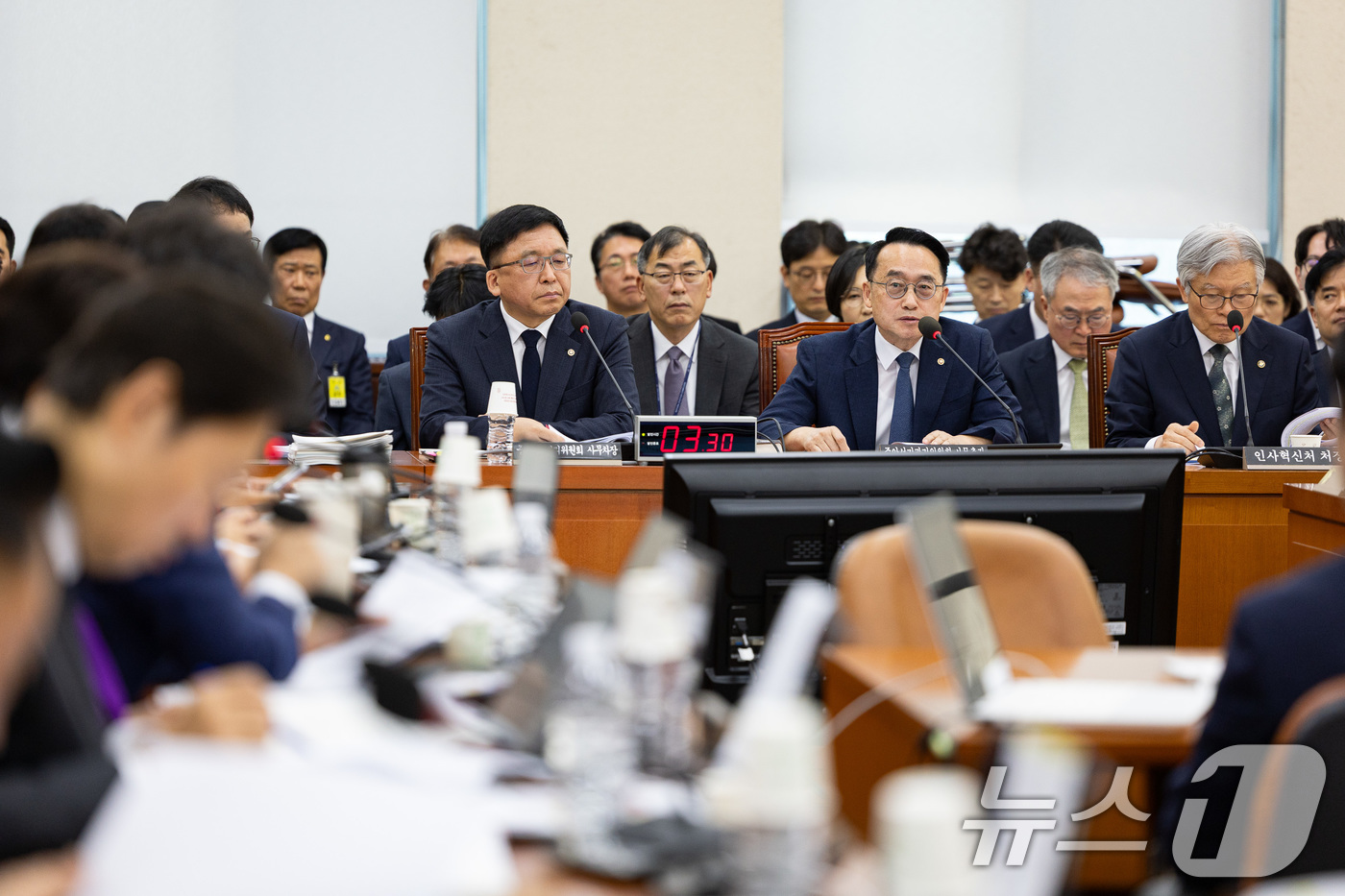 (서울=뉴스1) 유승관 기자 = 허철훈 중앙선거관리위원회 사무총장이 15일 서울 여의도 국회에서 열린 행정안전위원회의 중앙선거관리위원회 등에 대한 국정감사에서 의원 질의에 답하고 …