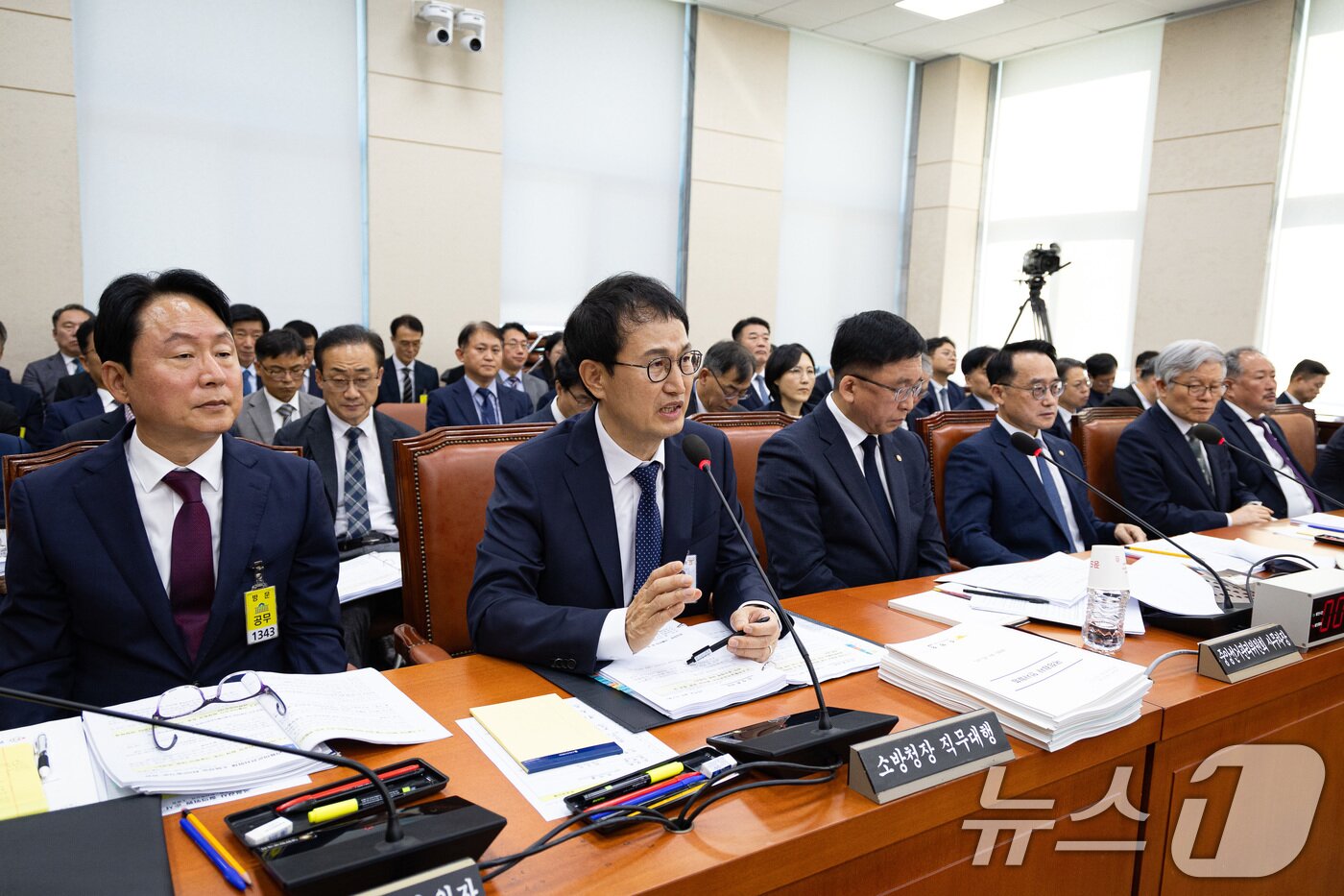 본문 이미지 - 김승룡 소방청장 직무대행이 15일 서울 여의도 국회에서 열린 행정안전위원회의 중앙선거관리위원회 등에 대한 국정감사에서 의원 질의에 답하고 있다. 2025.10.15/뉴스1 ⓒ News1 유승관 기자