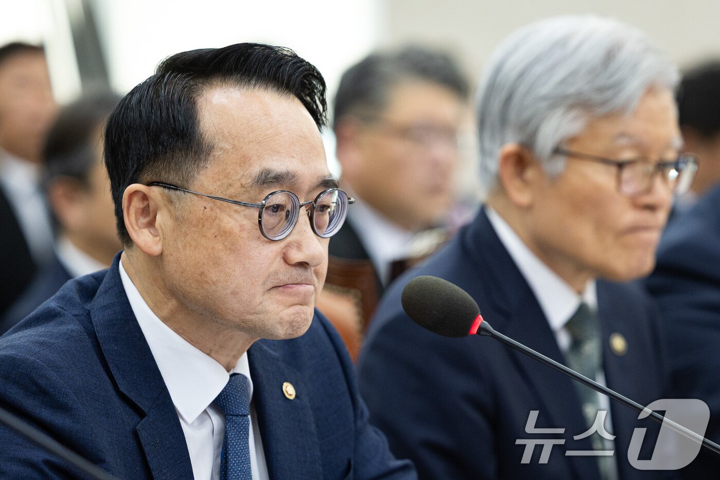 본문 이미지 - 허철훈 중앙선거관리위원회 사무총장이 15일 서울 여의도 국회에서 열린 행정안전위원회의 중앙선거관리위원회 등에 대한 국정감사에서 의원 질의를 경청하고 있다. 2025.10.15/뉴스1 ⓒ News1 유승관 기자