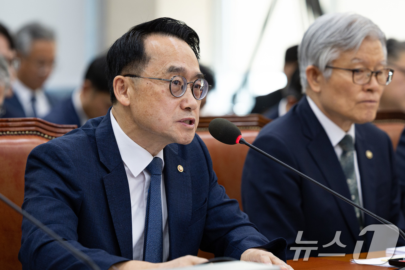 (서울=뉴스1) 유승관 기자 = 허철훈 중앙선거관리위원회 사무총장이 15일 서울 여의도 국회에서 열린 행정안전위원회의 중앙선거관리위원회 등에 대한 국정감사에서 의원 질의에 답하고 …